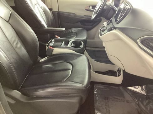 Used 2017 Chrysler Pacifica Touring-L FWD image 23