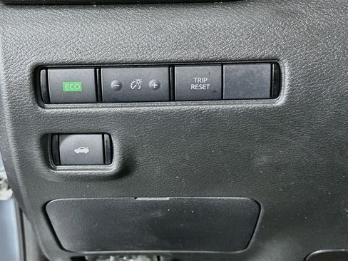 Used 2025 Nissan Sentra SV w/ SV Premium Package FWD image 16