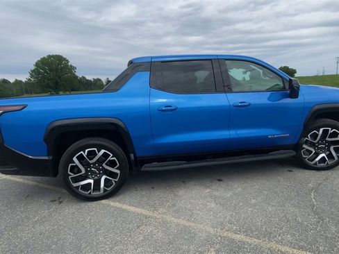 New 2025 Chevrolet Silverado EV RST image 9