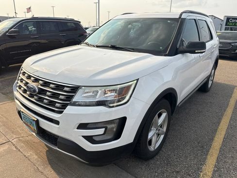 Used 2017 Ford Explorer XLT AWD/4WD image 3