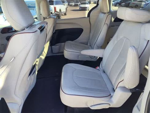 Used 2017 Chrysler Pacifica Limited image 18