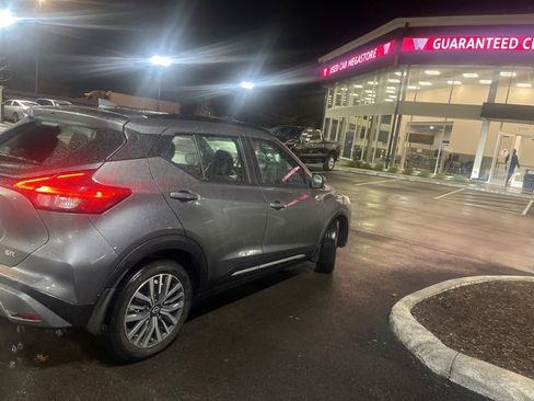 Used 2023 Nissan Kicks SR image 2