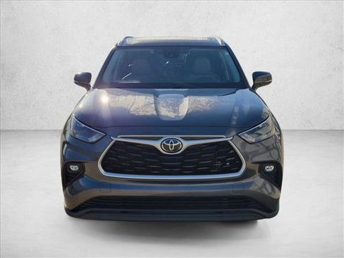 Used 2022 Toyota Highlander XLE FWD image 2