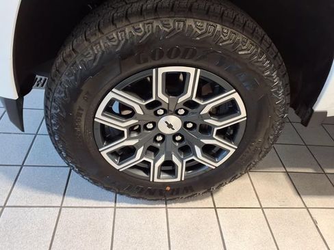 Used 2026 Chevrolet Colorado Z71 w/ Technology Package AWD/4WD image 5