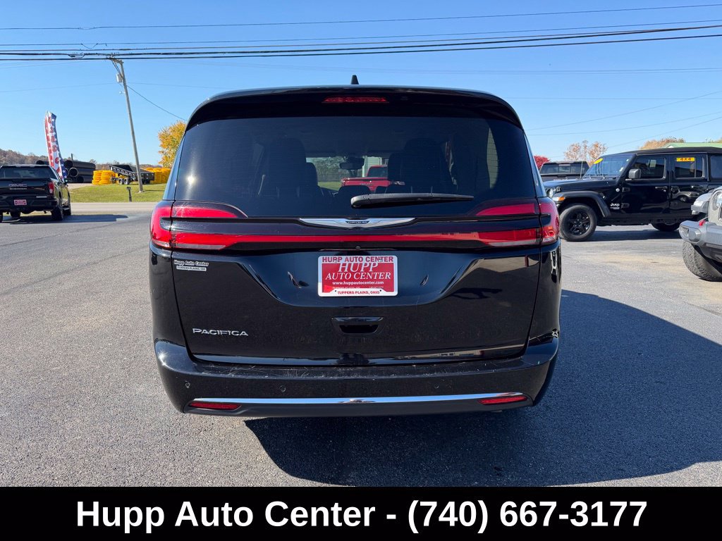 Used 2024 Chrysler Pacifica Touring-L FWD image 5