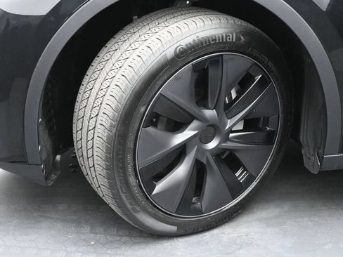 Used 2025 Tesla Model Y Long Range AWD/4WD image 17