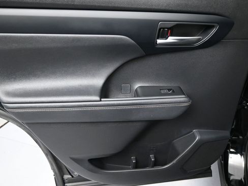 Used 2023 Toyota Highlander Bronze Edition image 23