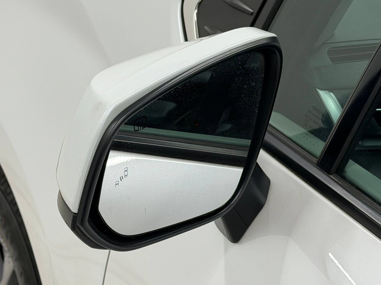 Used 2024 Toyota Sienna XLE FWD image 34