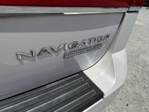 Used 2012 Lincoln Navigator 4WD image 28