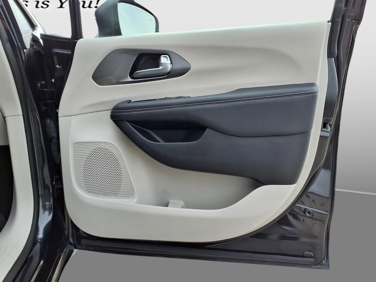 Used 2023 Chrysler Pacifica Touring-L FWD image 12