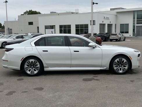 New 2025 BMW i7 xDrive60 image 8