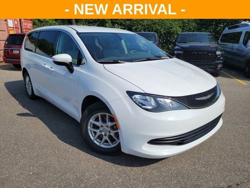 Used 2017 Chrysler Pacifica Touring FWD image 1
