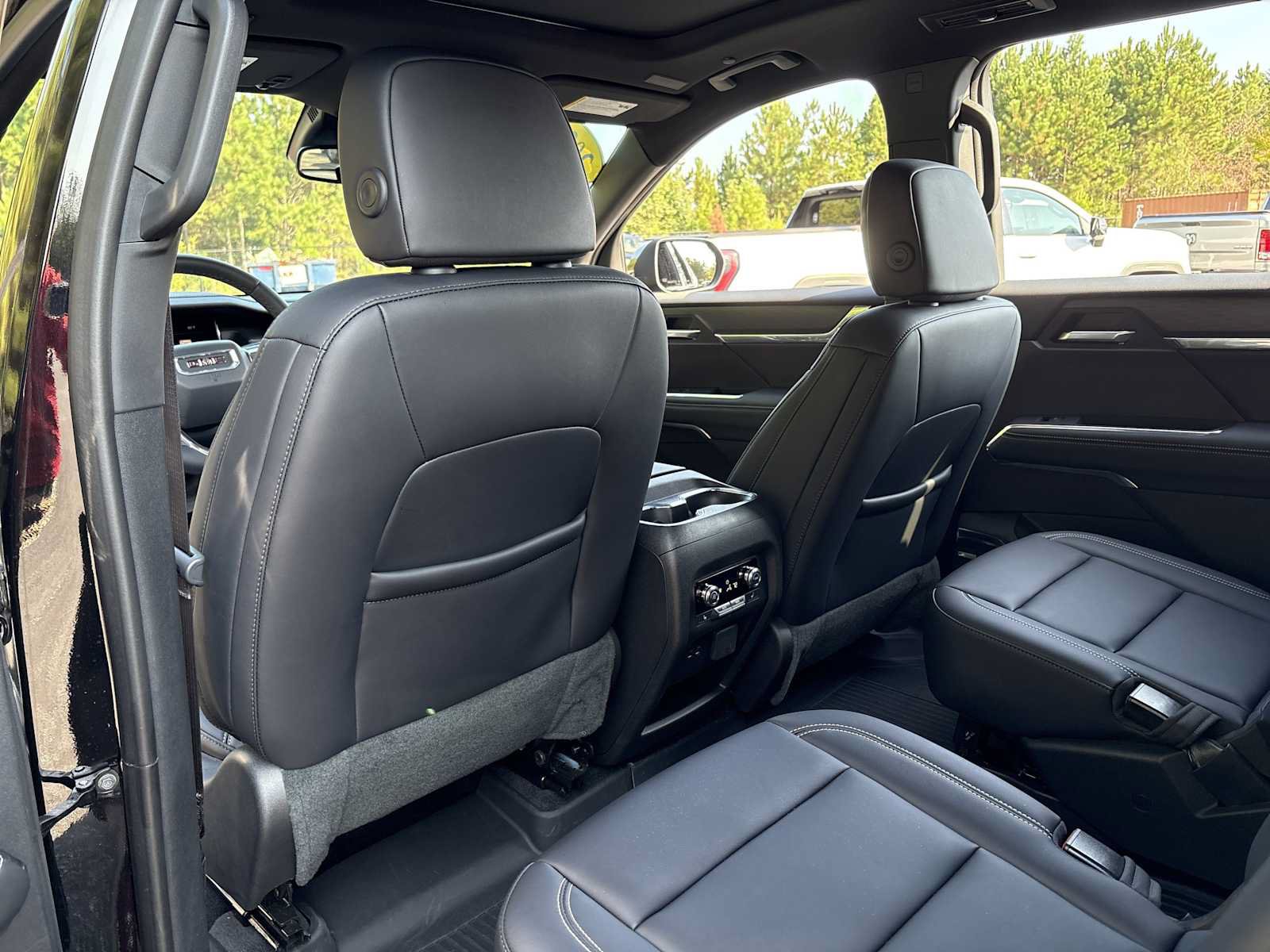 Used 2025 GMC Acadia Elevation w/ Elevation Premium Package FWD image 18