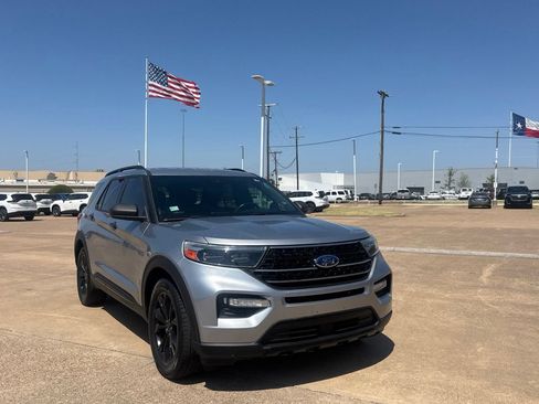 Used 2020 Ford Explorer XLT w/ Equipment Group 202A RWD image 2
