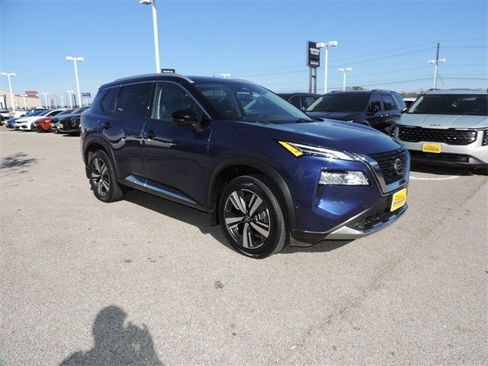 Used 2021 Nissan Rogue Platinum image 3