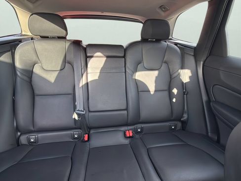Used 2021 Volvo XC60 T5 Momentum w/ Premium Package AWD/4WD image 26