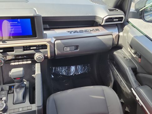 Used 2025 Toyota Tacoma TRD Off-Road AWD/4WD image 15