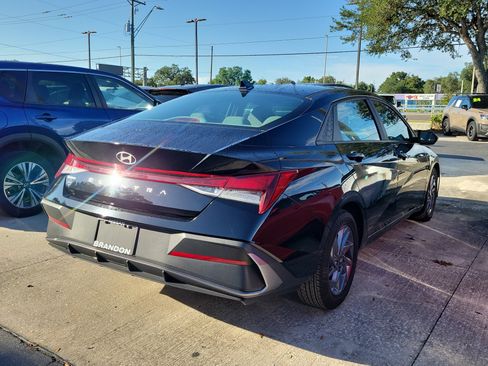 Used 2024 Hyundai Elantra SEL FWD image 9