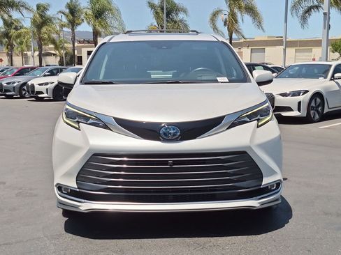 Used 2024 Toyota Sienna Platinum FWD image 3