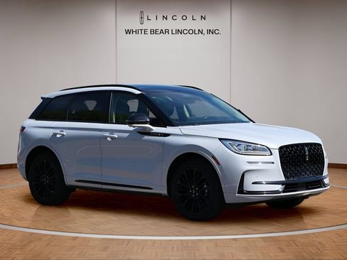 Used 2025 Lincoln Corsair Reserve w/ Equipment Group 202A AWD/4WD image 3
