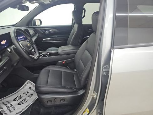 Used 2025 Chevrolet Traverse LT AWD/4WD image 8