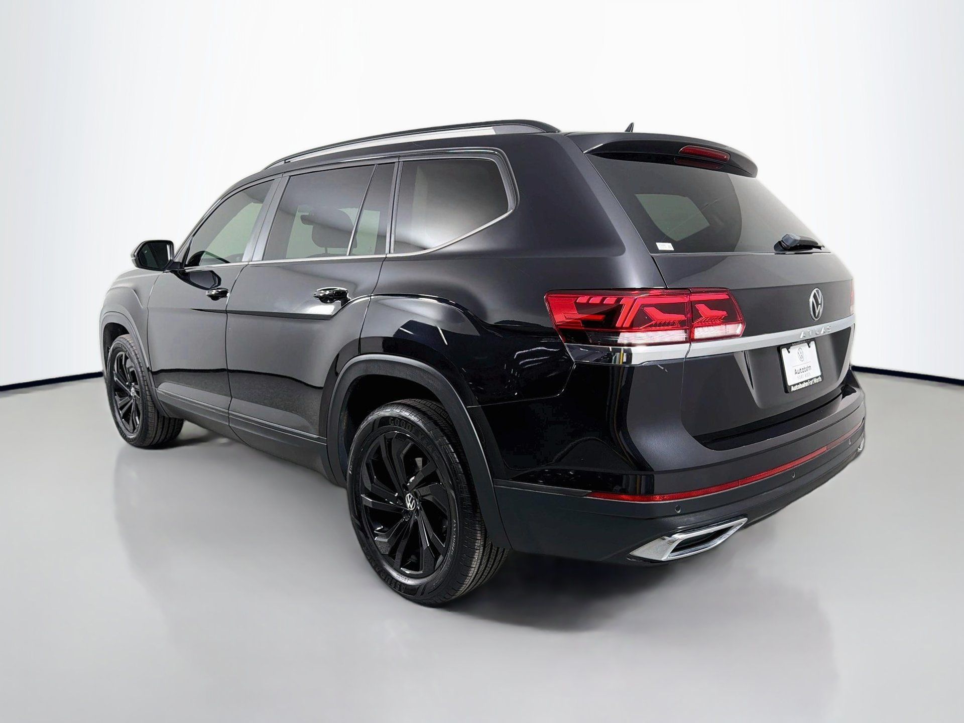 Used 2023 Volkswagen Atlas SE w/ Black Wheel Package FWD image 7