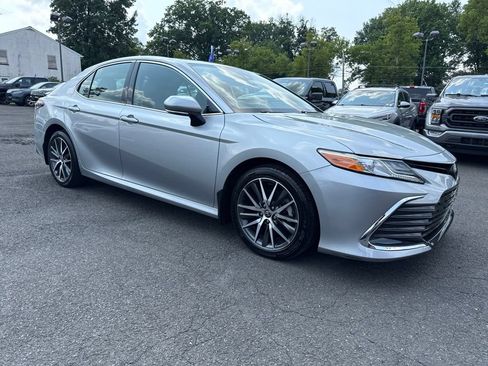 Used 2022 Toyota Camry XLE AWD/4WD image 3