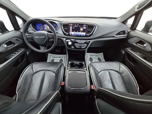 Used 2025 Chrysler Pacifica Limited image 10