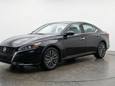 Used 2025 Nissan Altima 2.5 SV image 3