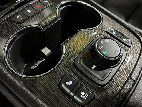 Certified 2023 GMC Acadia SLT w/ Technology Package image 12