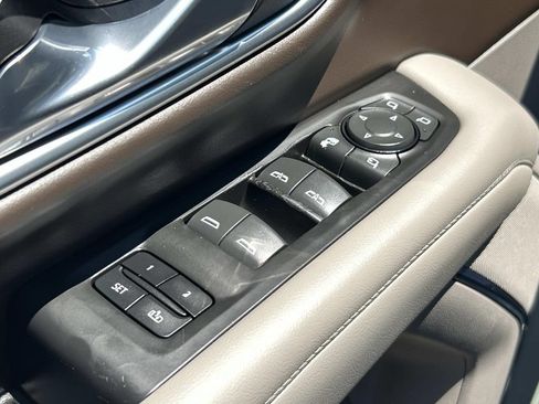 Used 2021 Chevrolet Suburban LT w/ LT Signature Package RWD image 33