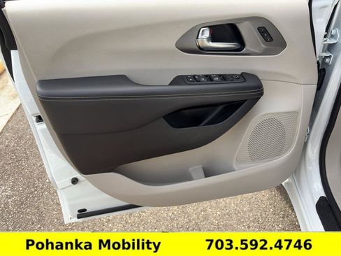 Used 2024 Chrysler Pacifica Touring-L FWD image 24