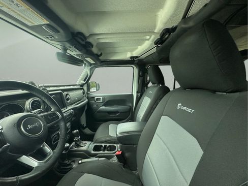 Used 2019 Jeep Wrangler Unlimited Sahara AWD/4WD image 21