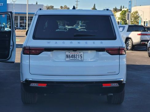 Certified 2024 Jeep Wagoneer Series II w/ Flexible Seating Group RWD image 5