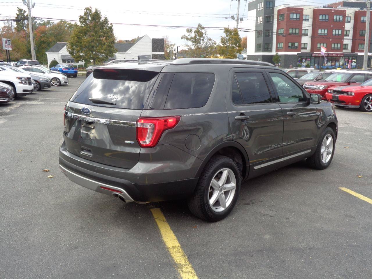 Used 2017 Ford Explorer XLT w/ Equipment Group 202A AWD/4WD image 12