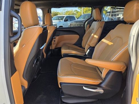 Used 2021 Chrysler Pacifica Pinnacle image 17