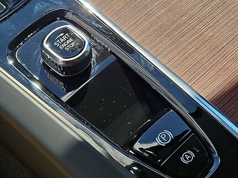 Certified 2023 Volvo XC60 B5 Plus w/ Climate Package image 24