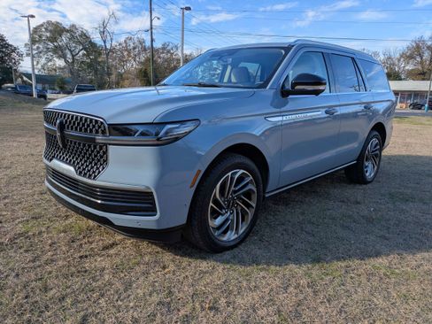 Used 2025 Lincoln Navigator Reserve image 8