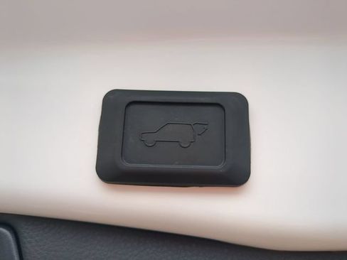 Used 2025 Toyota RAV4 XLE Premium FWD image 31