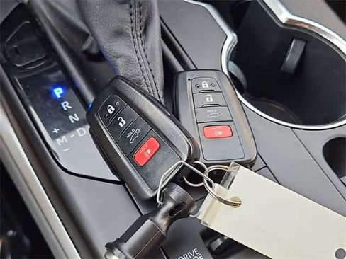 Used 2022 Toyota Highlander XLE image 37