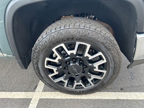 Used 2025 Chevrolet Silverado 2500 LTZ w/ LTZ Convenience Package AWD/4WD image 10