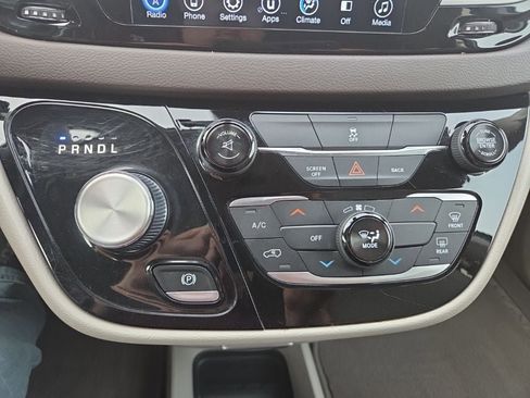 Used 2017 Chrysler Pacifica Touring image 17