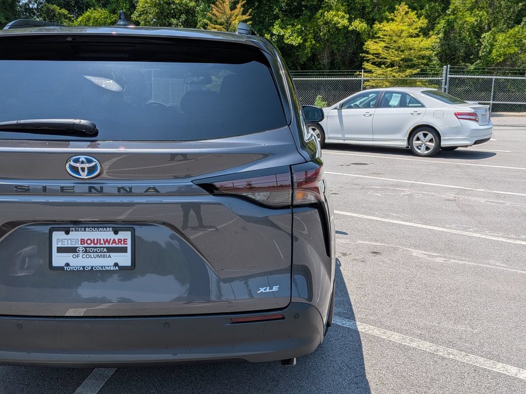 Used 2025 Toyota Sienna XLE w/ XLE Plus Package FWD image 8