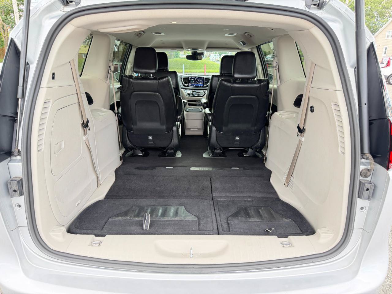 Used 2022 Chrysler Pacifica Touring-L FWD image 39