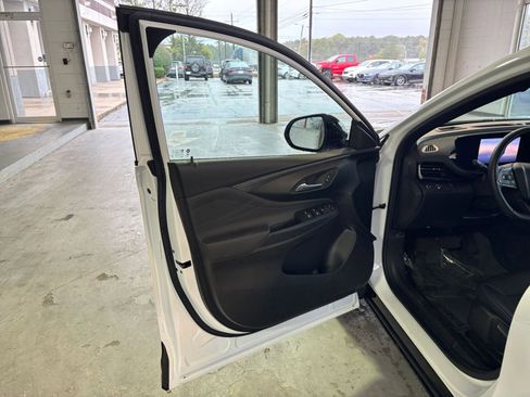 Used 2025 Buick Envista Sport Touring image 22