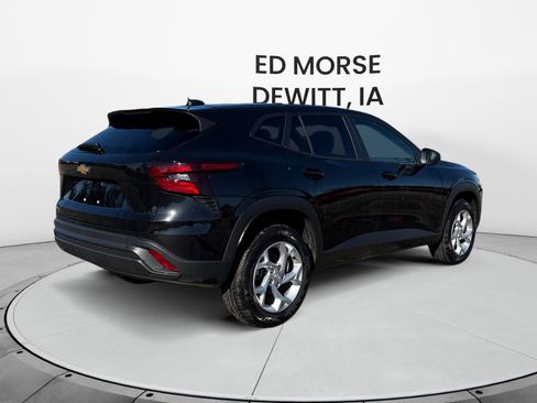 Used 2025 Chevrolet Trax LS w/ LS Convenience Package image 5