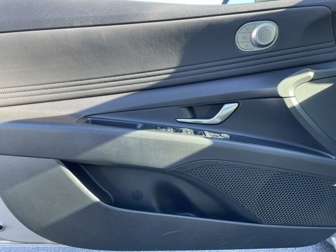 Used 2022 Hyundai Elantra Limited image 9