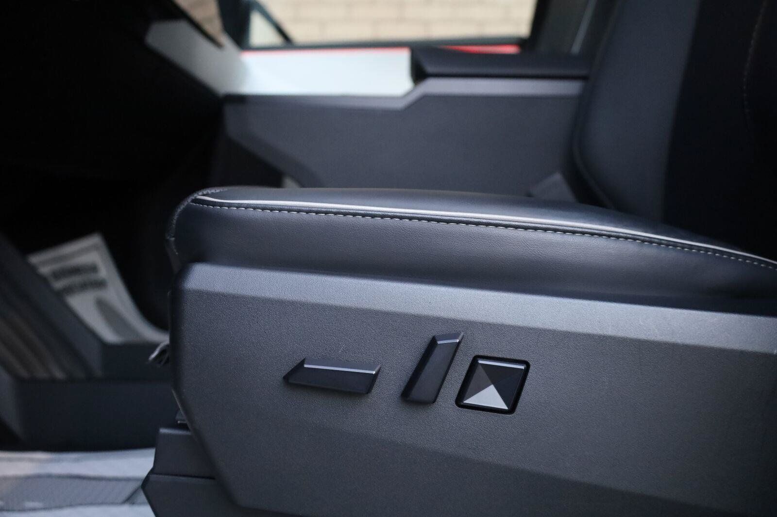 Used 2024 Tesla Cybertruck AWD Crew Cab image 20