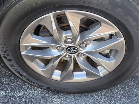 Used 2024 Toyota Sienna XLE FWD image 20