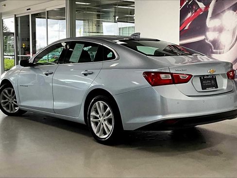 Used 2018 Chevrolet Malibu LT w/ Driver Confidence Package image 4